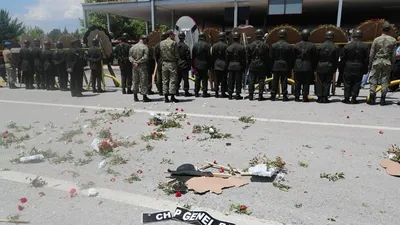 Şehit cenazesinde ''çelenk'' gerginliği