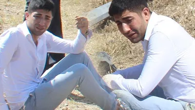 Kaldırıma oturup ağladı !
