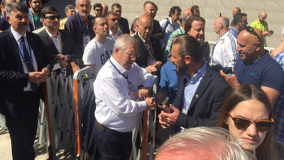 Aziz Yıldırım saatlerce ayakta bekledi