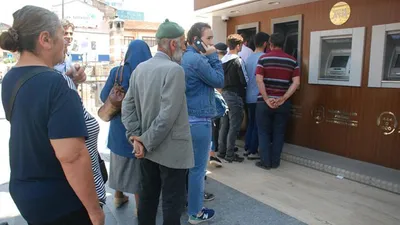 Emekliler kuyruk oluşturdu
