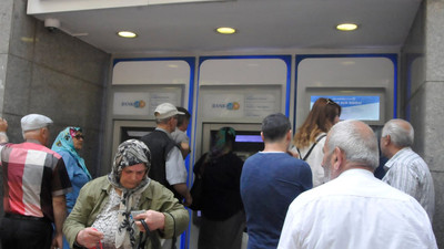 Binlerce emekli ATM'lerde kuyruk oldu