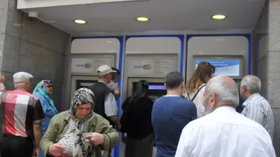 Binlerce emekli ATM'lerde kuyruk oldu