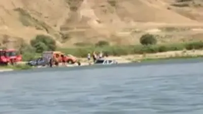 Çay suyu yükselince 4 araç mahsur kaldı