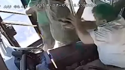 Otobüste dehşet ! Hareket halindeyken şoföre saldırdı