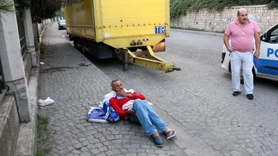 Zabıta onu kaldırıma terk etti