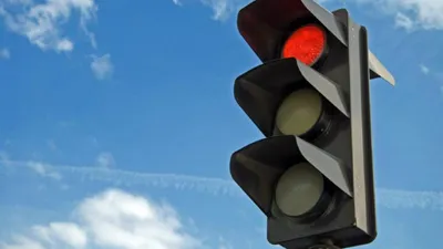 Kırmızı ışıkta geçen sürücü 20 bin TL tazminat ödeyecek