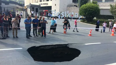 İstanbul Dolmabahçe'de yol çöktü