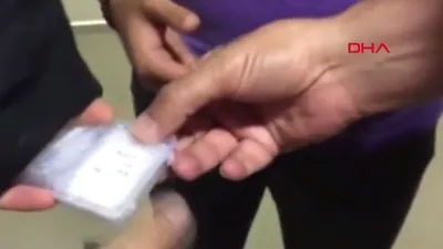 Hintli yolcunun çantasından servet çıktı !