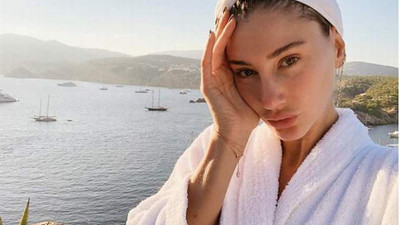 Şeyma Subaşı’ndan bornozlu paylaşım