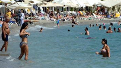 Turizmci ve esnaf çifte bayram yaşadı