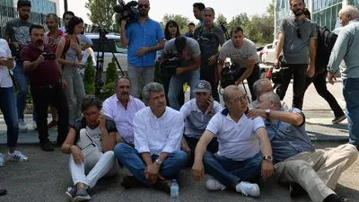 CHP'li muhaliflerden Genel Merkez önünde oturma eylemi