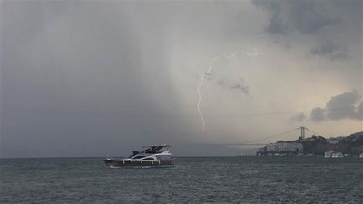 İstanbul'da gündüz gece oldu, yollar göle döndü