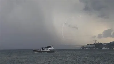 İstanbul'da gündüz gece oldu, yollar göle döndü