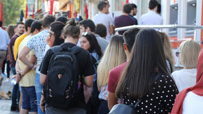 Banka şubelerinin önünde ''harç'' kuyruğu