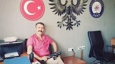 Tayini çıkan polis silahını kafasına dayadı