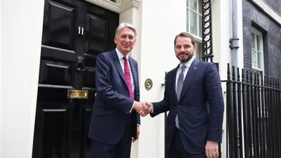 Bakan Albayrak İngiltere'de mevkidaşıyla görüştü