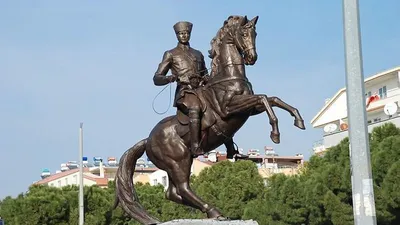 ''Bakan olsam son 40 yılda yapılan Atatürk heykellerini yıkar atarım''