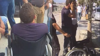 Zabıtaları görünce bacakları tutmaya başladı