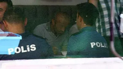 Önce yemek yemesini beklediler...