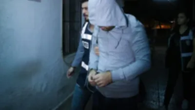 Kadın polisin kafasına şişeyle vurdu