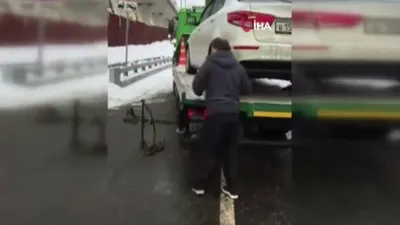 Çekicinin üstündeki aracını böyle kaçırdı
