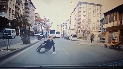 Yolun ortasında dengesini kaybedince...