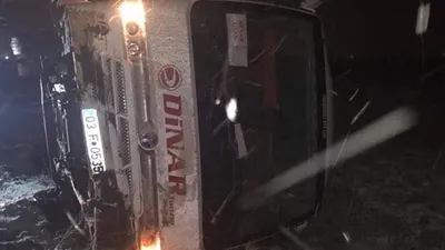 Öğrencilerin olduğu midibüs devrildi