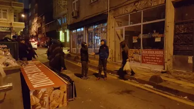 Dev tabela insanların üzerine düştü