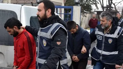 Evlerin kapılarını tüfekle ateş ederek açmışlar !