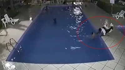 Yüzme havuzunda dehşet ! Yüreklerin ağızlara geldiği anlar kamerada