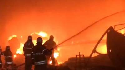 İzmir'de kağıt geri dönüşüm fabrikasında yangın