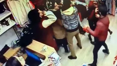 Sosyal medyada tartışma, mağazada tekmeli kavga!