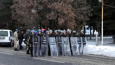 Çin'i protesto eden gruba jandarma engeli