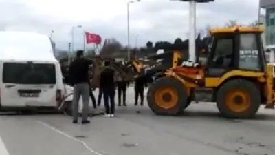 Freni boşalan iş makinesi dehşet saçtı