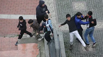 Çocuk parkında birbirine girdiler !