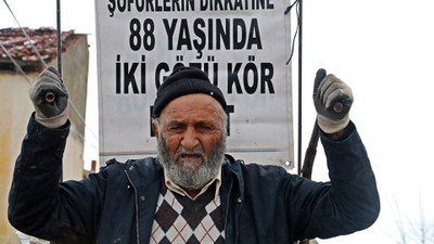 88 yaşındaki adam, görmeyen gözlerle çöp toplayarak ailesine bakıyor