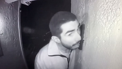 Sapık kamerada ! Kapı zilini 3 saat boyunca yaladı !