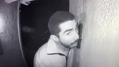 Sapık kamerada ! Kapı zilini 3 saat boyunca yaladı !