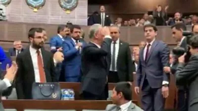AK Parti grup toplantısına Hulusi Akar'ın hareketi damga vurdu