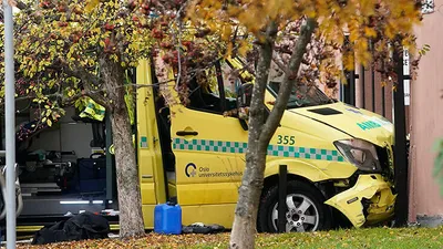 Ambulans kaçırıp kalabalığın üzerine sürdüler !