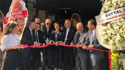 İşçiler eylemde, DİSK başkanı açılışta!