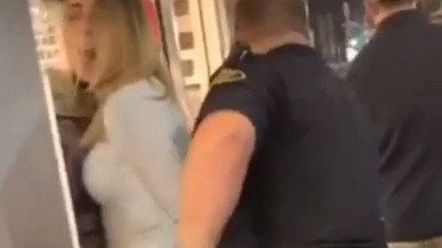 Polis onu gözaltına alırken, o polisi böyle taciz etti!