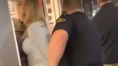 Polis onu gözaltına alırken, o polisi böyle taciz etti!