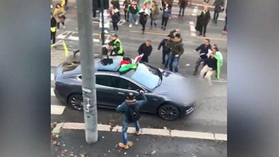 PKK'lılar Türk bayraklı otomobile saldırdı!