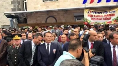 Şehit cenazesinde gülen vekil, sosyal medyayı ayağa kaldırdı