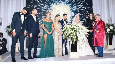 Selin Ciğerci'nin düğününde dekolteler yarıştı