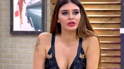 Ebru Polat ayna karşısında şov yaptı