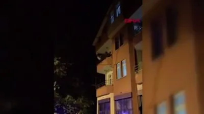 Çatı katından atlayan kadını polis kurtardı