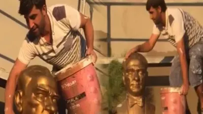Atatürk büstünü elleriyle yıkadı
