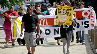 Fast-food devinde cinsel taciz skandalı!